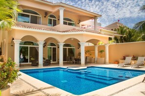 Una piscina al aire libre, una piscina climatizada