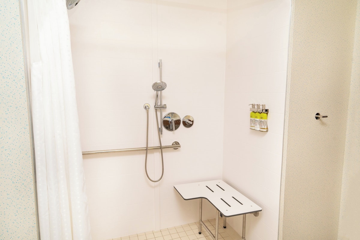 Standard Room, 1 King Bed, Roll-in Shower (Mobility Accessible) | In-room safe, desk, laptop workspace, blackout curtains