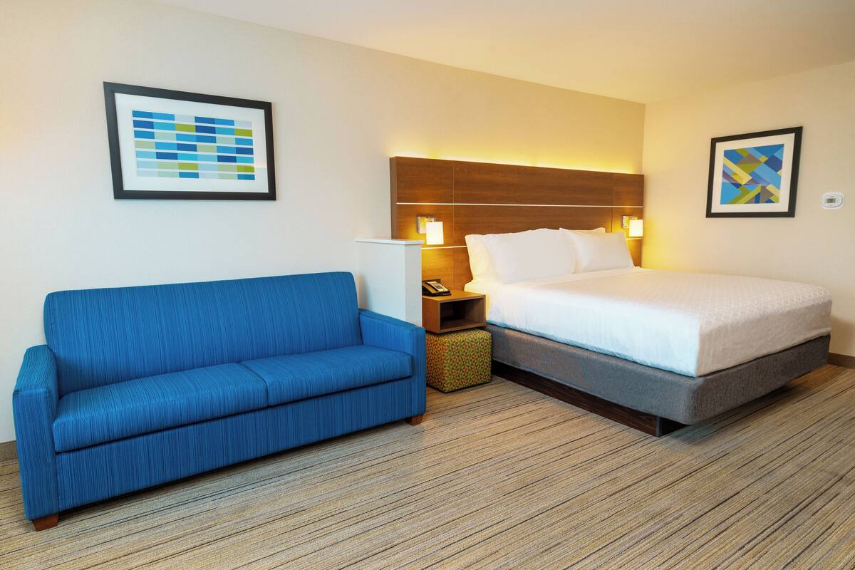 Suite, 1 cama de matrimonio grande | Caja fuerte, escritorio, espacio para trabajar con un portátil