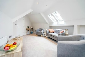 Flat-screen TV - The Atico Spacious Luxury Apartment (York)