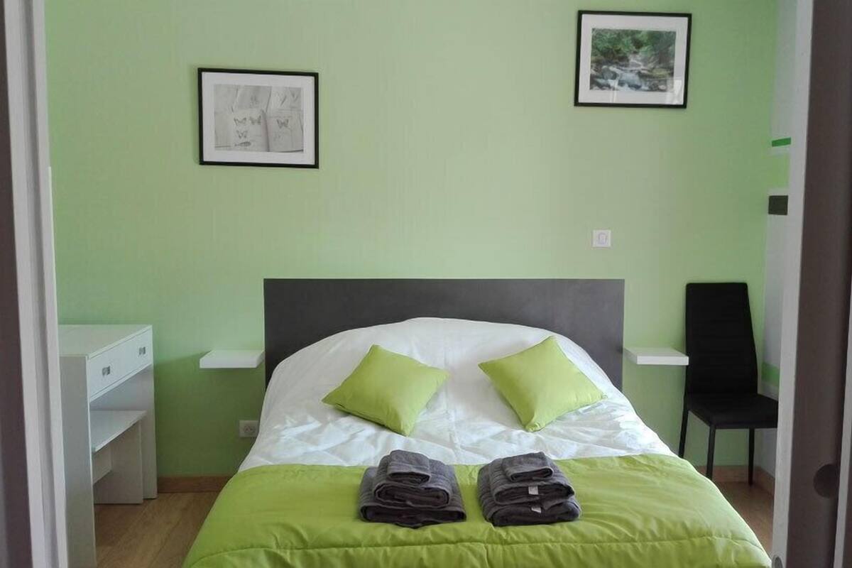 Fer et planche à repasser, Wi-Fi gratuit, décoration personnalisée