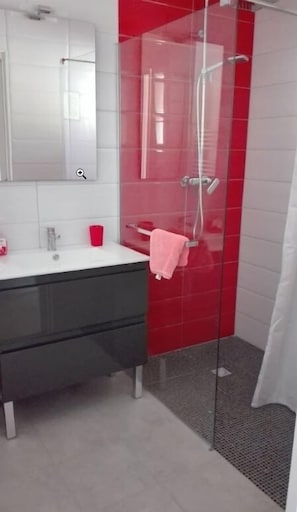 Hajszárító, törölközők, szappan és sampon