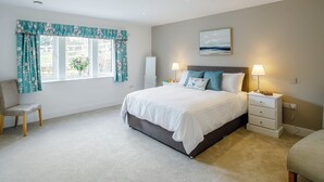 A bedroom with a bed, bedside tables, a chair, a window with curtains, and a painting on the wall. - 3 bedroom accommodation in Hathersage (Hathersage)