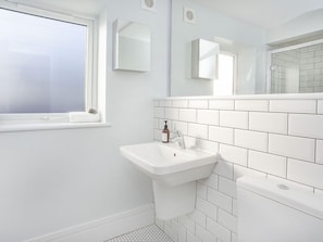 Combined shower/tub, hair dryer, towels - Compton Lodge (York)