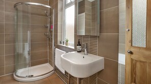 Traditional House | Bathroom - Riverside Walk House (York)