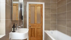 Combined shower/bathtub, hair dryer, towels