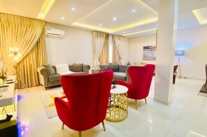 TV, DVD player, stereo - Ope’s luxury Home Away From Home (Ikate Elegushi, Lekki)