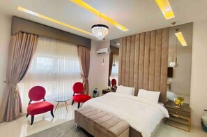 3 bedrooms, iron/ironing board, WiFi, bed sheets - Ope’s luxury Home Away From Home (Ikate Elegushi, Lekki)