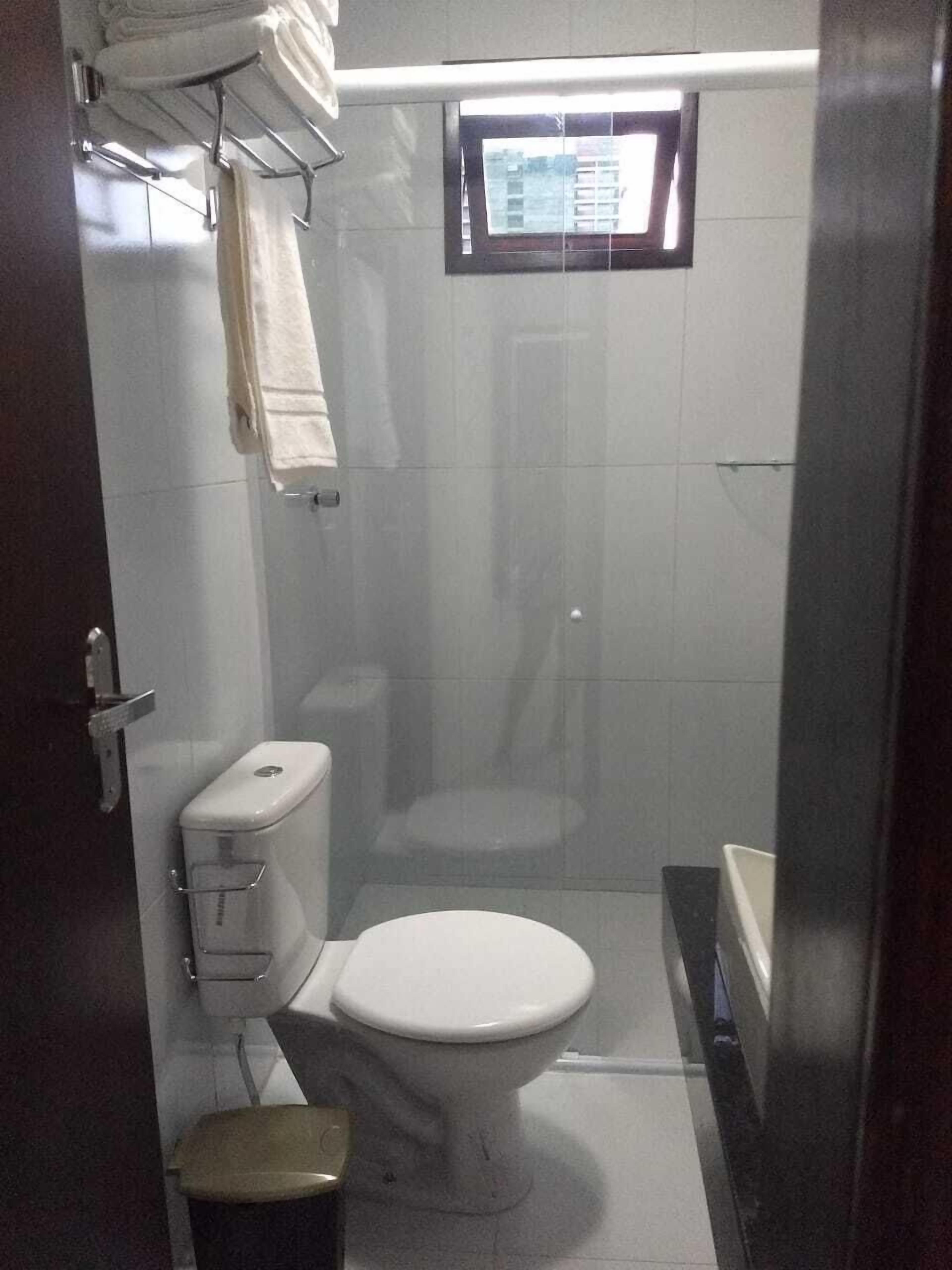 Quarto duplo básico | Banheiro | Chuveiro, toalhas de banho, sabonete, shampoo