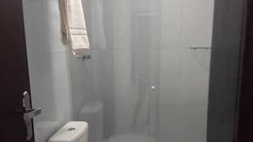 Quarto duplo básico | Banheiro | Chuveiro, toalhas de banho, sabonete, shampoo