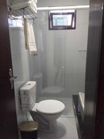 Quarto duplo básico | Banheiro | Chuveiro, toalhas de banho, sabonete, shampoo