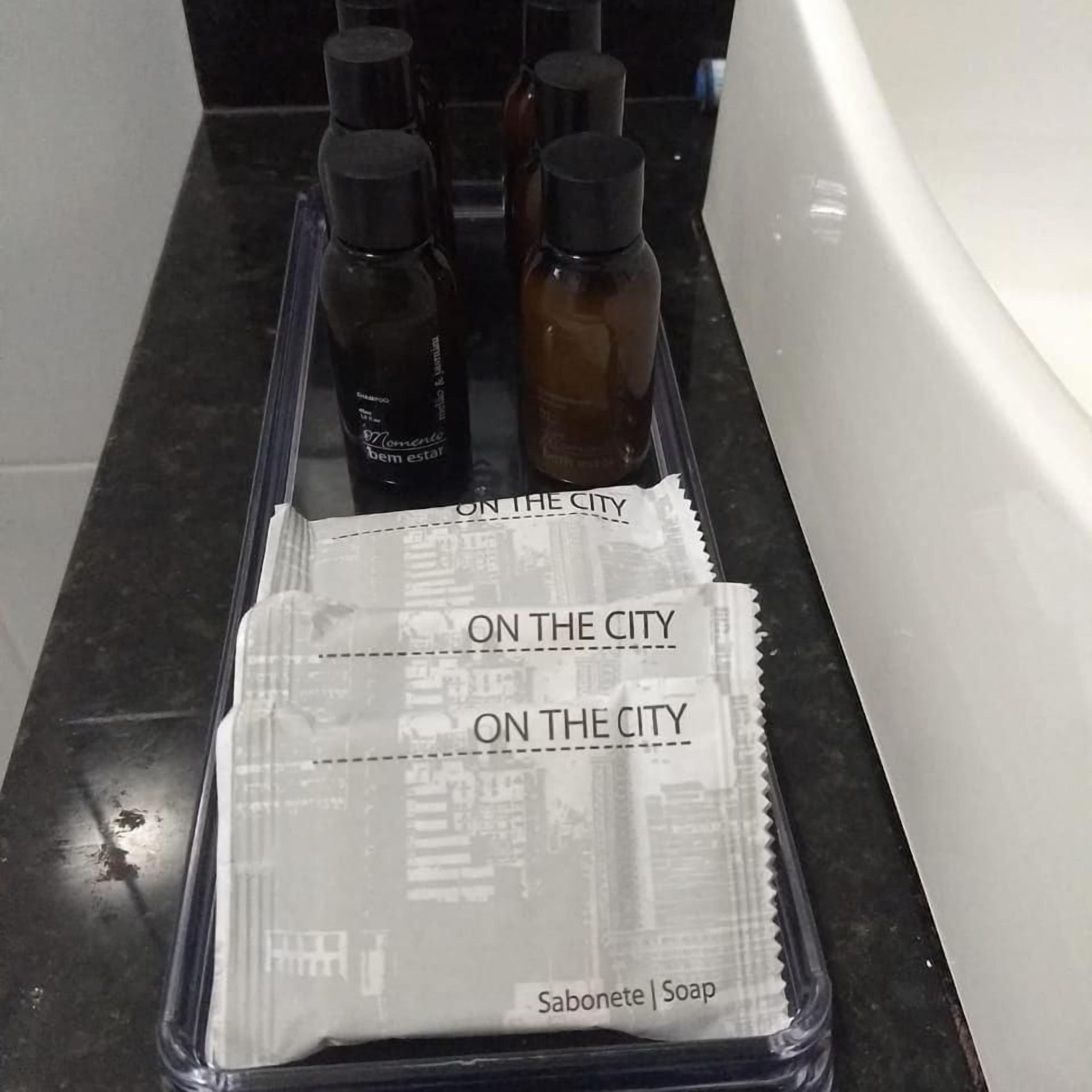 Een badkamermeubel met een zeepdispenser en een fles shampoo.