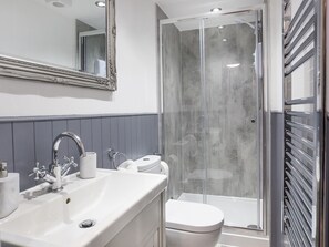 Douche, séchoir à cheveux, serviettes fournies