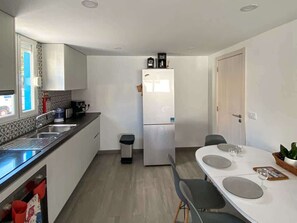 Réfrigérateur, un four, surface de cuisson, cafetière-théière