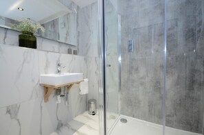 Shower, hair dryer, towels - Priory Street Apartment 2 (York)