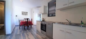 Kühlschrank, Herdplatte, Geschirrspüler, Wasserkocher