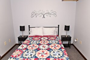 3 bedrooms, iron/ironing board, WiFi, bed sheets - Morehead Cabin on the lake (Morehead)