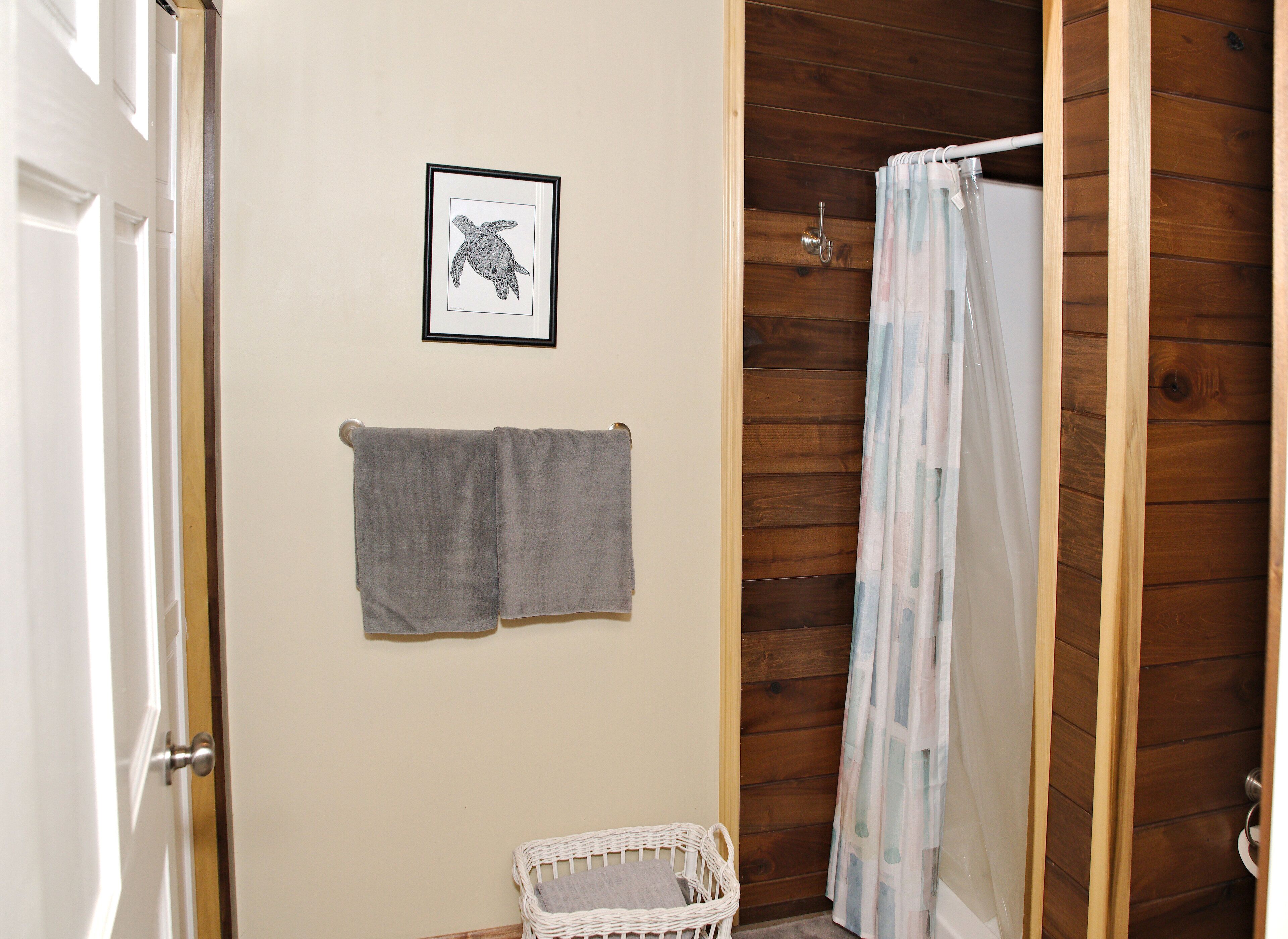 Ensemble douche/baignoire, sèche-cheveux, serviettes fournies, savon