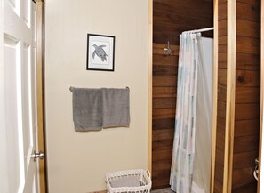 Combined shower/tub, hair dryer, towels, soap - Morehead Cabin on the lake (Morehead)