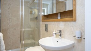 Appartement luxueux | Salle de bain | Ensemble baignoire-douche, séchoir à cheveux, serviettes fournies