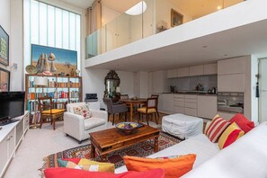 TV, offices - Modern apartment in Fulham’s vibrant center (London)