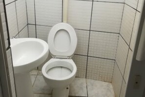 Dusch, handdukar och toalettpapper