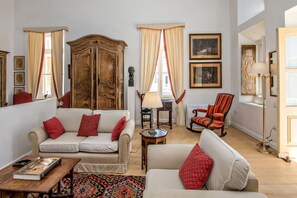 Smart TV, fireplace, DVD player, books - Cambanis Mansion. Splendid Old World Charm in Mykonos center. (Mykonos)