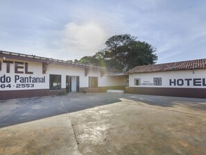 Vista frontal de la propiedad