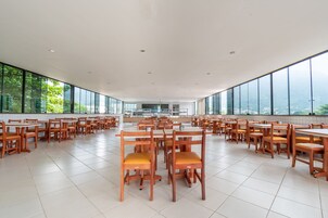 Café da manhã com buffet grátis todos os dias