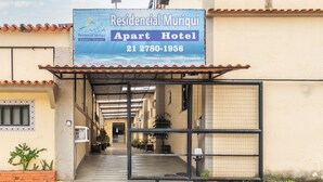 A building entrance with a sign for the Residential Muriqui Apart Hotel, including a phone number and website. - OYO Residencial Muriqui Apart Hotel, Mangaratiba (Mangaratiba)