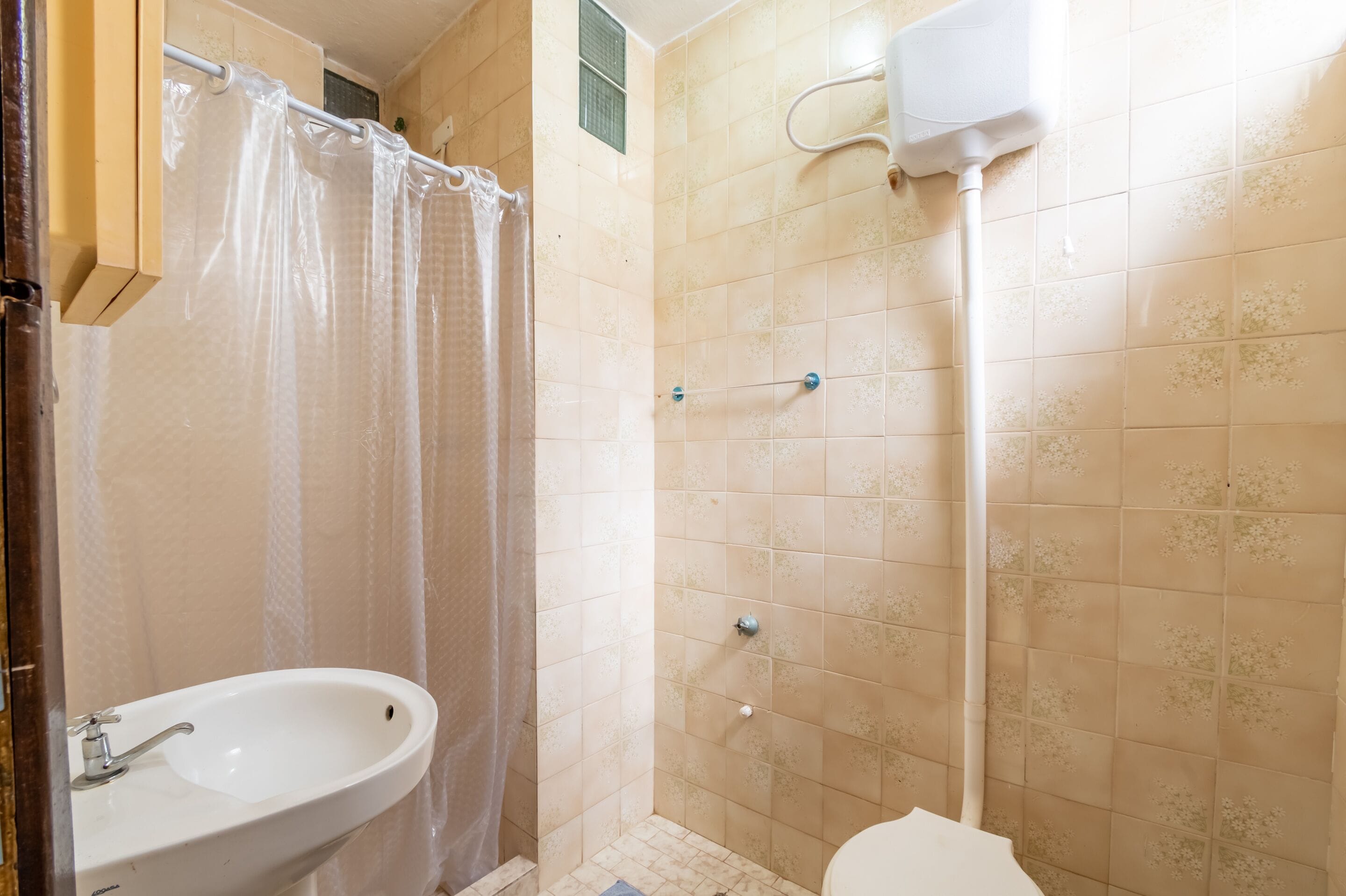 triple room (1 double bed + 1 single bed) | bathroom | shower, towels, soap, toilet paper