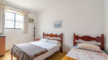 Kolmen hengen huone (1 Double bed + 1 Single bed) | Minibaari, lisävuoteet, ilmainen Wi-Fi, vuodevaatteet