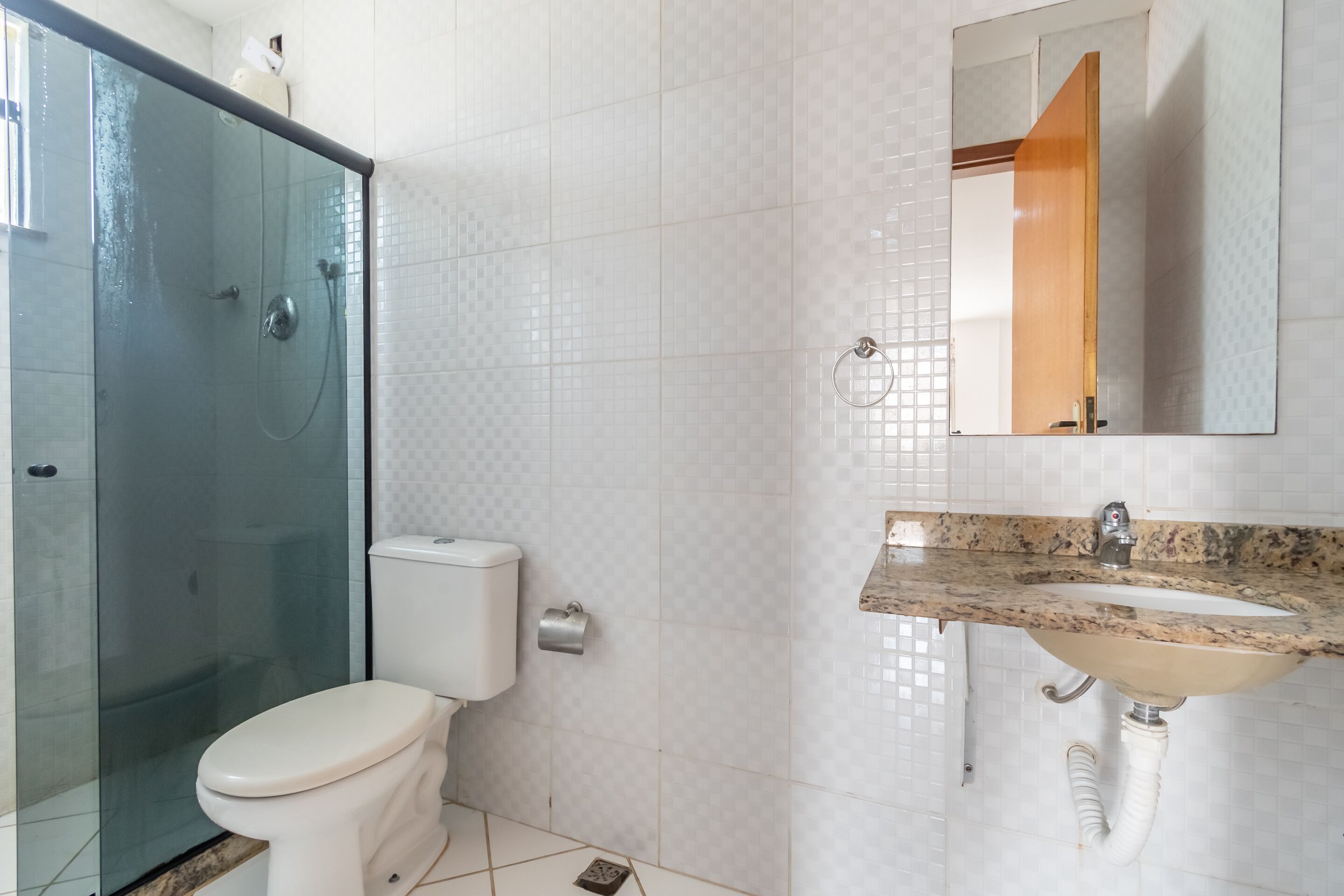 superior quadruple room (1 double bed + 2 single beds) | bathroom | shower, towels, soap, toilet paper