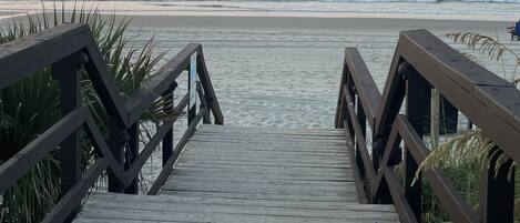 Rannalla, aurinkotuoleja, rantapyyhkeitä