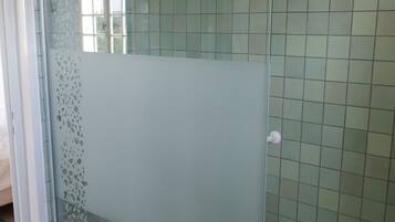 Douche, sĂšche-cheveux, serviettes fournies, savon