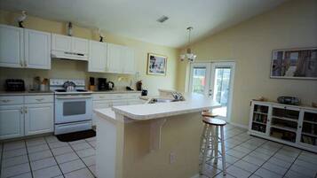 House (4630 4 Bedroom Private Pool Home, Cum) | Private kitchen | Fridge, microwave, oven, stovetop