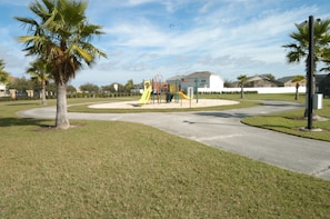 House (4707 4-Bdrm's*Lake View*Games Room*Ou) | Property grounds - 4707 4-bdrm'slake Viewgames Roomoutdoor Spa! (Kissimmee)