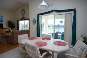 House | Private kitchen | Microwave, blender, cookware/dishes/utensils - 1029 3 Bedroom Pool Home, Eagle Pointe Kissimmee (Kissimmee)
