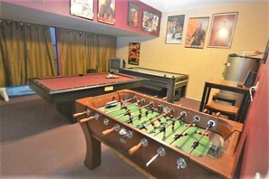 House (HUGE 6-Bed Emerald Is Resort- Elite V) | Games room