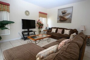 Ferienhaus (86340 2-Story Prestine 4-Bed Pool Hom) | Wohnzimmer