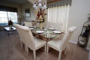 Talo (86340 2-Story Prestine 4-Bed Pool Hom) | Yksityinen keittiö | Jääkaappi, mikroaaltouuni, uuni, liesi