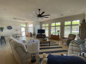 TV, DVD player, livros, videoteca