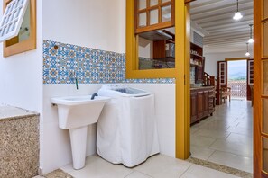 Regadera, secadora de cabello, toallas, papel de baño 