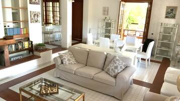 Smart TV, fireplace, ping pong, books