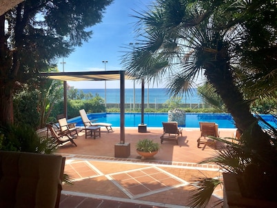 Luxury seafront villa with pool