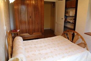 3 bedrooms, desk, iron/ironing board, travel crib