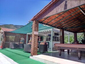 Bar junto a la piscina