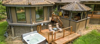 Rogue River frontage: private deck & hot tub, exciting interior, river dock, FUN