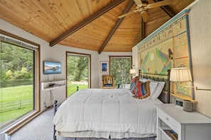 Desk, free WiFi, bed sheets, wheelchair access - Rogue River frontage: private deck & hot tub, exciting interior, river dock, FUN (Gold Hill)