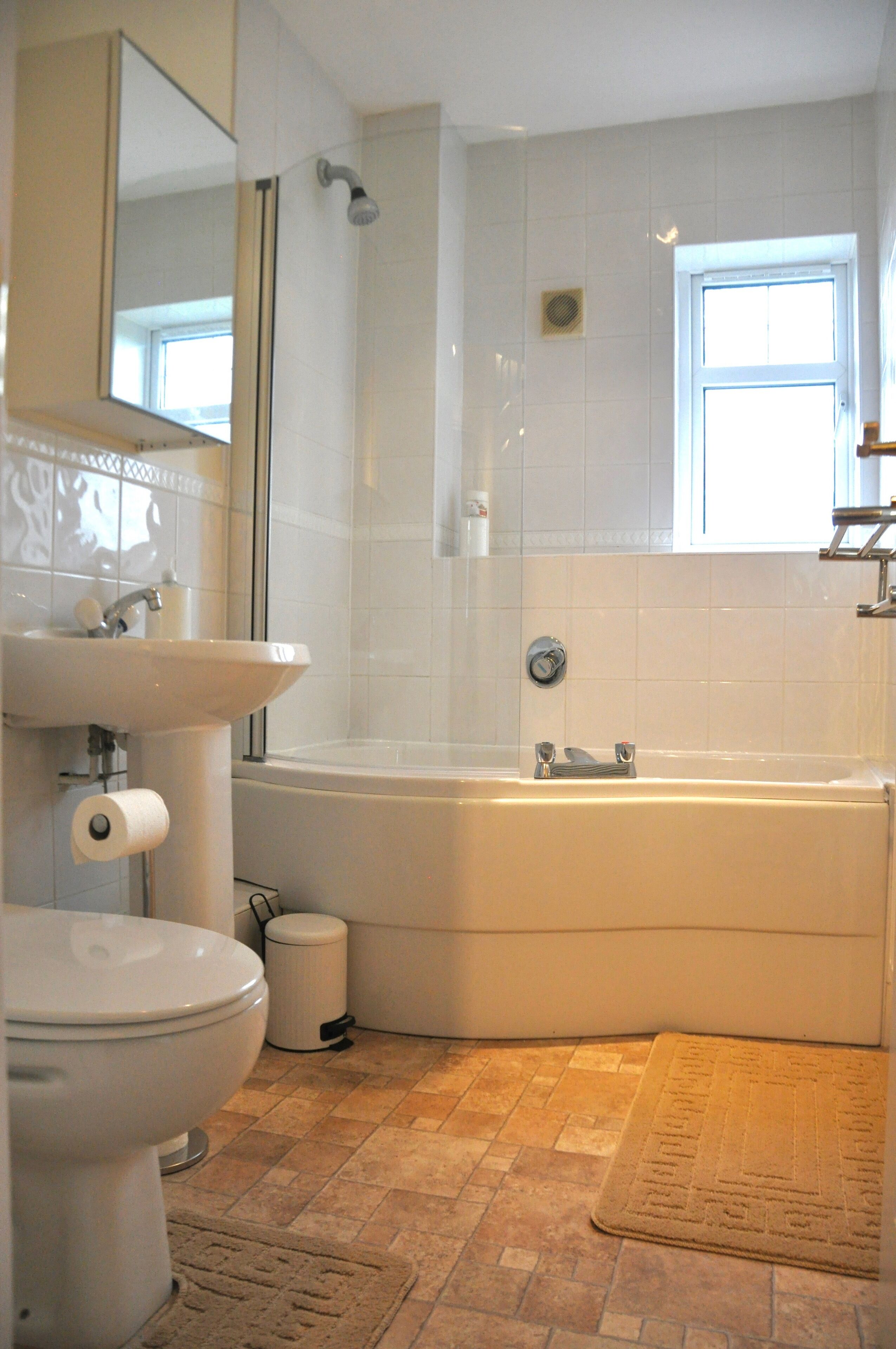 Een haardroger, handdoeken, zeep, shampoo